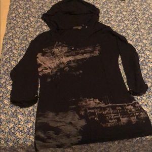 Graphic hooded top!